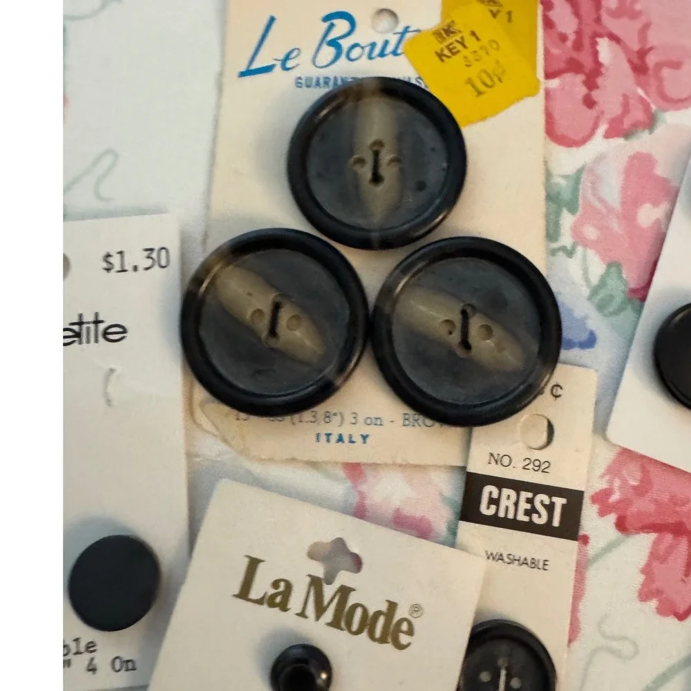 Vintage Black Button Lot La Mode Le Bouton Crest Mixed Sizes Shapes 30+ Pieces